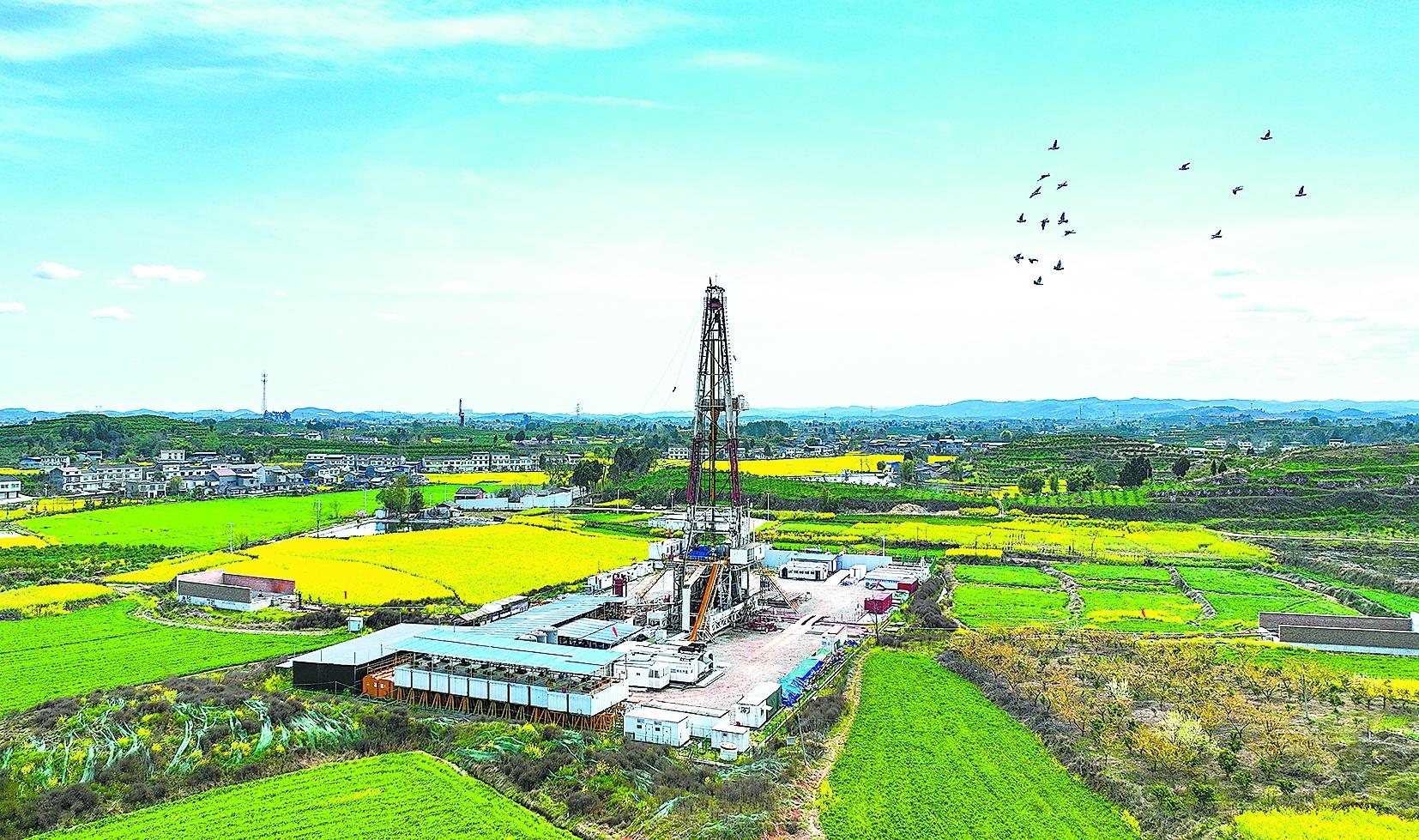 巴山蜀水，沃土藏金。“十四五”以来，中国石化驻川企业秉持“在川兴川、赋能兴川”理念，扎实做好能源保障、科技创新、绿色发展、服务民生等各项工作，累计探明天然气储量7077亿立方米，生产天然气800亿立方米，供应成品油2288万吨，缴纳税费超200亿元，投入乡村振兴帮扶资金超1.3亿元，助力谱写中国式现代化四川新篇章。图为中国石化西南油气分公司合兴场气田新盛201井施工现场。