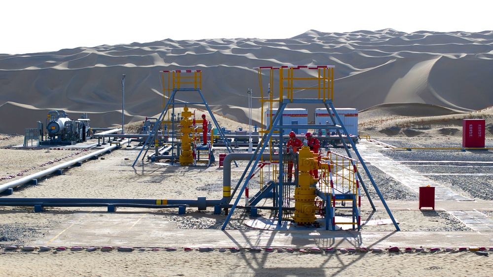 12月9日，塔里木油田塔西南公司全面开展冬季工艺设备运行的防寒工作，保障百姓冬季用气稳定。图为和田河油气运维中心采气工巡查单井的运行情况。