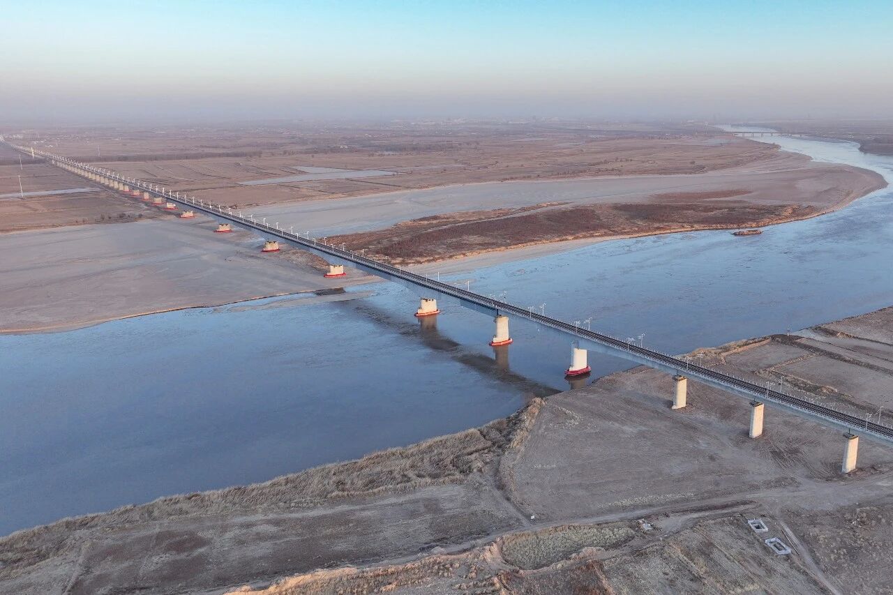 全长5145.91米的磴口黄河特大桥，跨越黄河主河道、包兰铁路、110国道和京藏高速，是国内首次采用超大型移动模架与钢箱梁组合式新技术建设的高铁特大桥，为全线的重难点控制性工程。施工中，项目团队充分利用BIM技术进行反复模拟推演，采用钢混混合连续梁跨越黄河主河槽施工法，在拼接过程中，克服了黄河汛期水位高等诸多困难，保证了钢箱梁安全、有序、精确完成吊装。