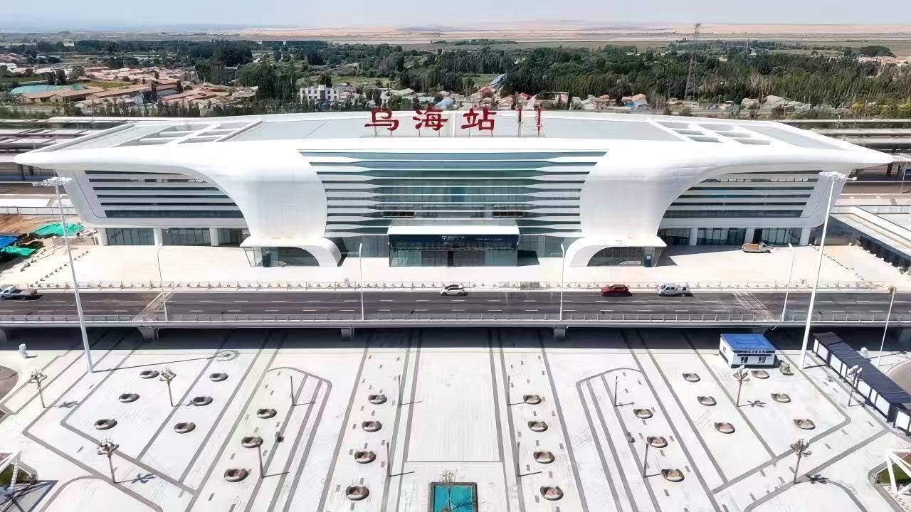 全线最大的新建站房乌海站以“大漠绿洲，雄鹰腾飞”为设计理念，外观以双曲铝板幕墙勾勒雄鹰展翅之形，细部融入盘长纹等地域纹样。候车大厅创新采用的开放式隐胶幕墙系统兼顾美学与防风沙效能。开通运营后，乌海站将成为内蒙古西部地区最大铁路客运枢纽。