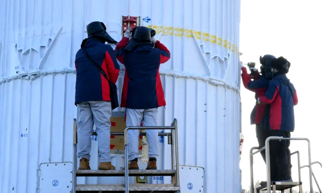 航天科技八院长征六号改运载火箭试验队员进行火箭转运吊装工作。赵冲 摄