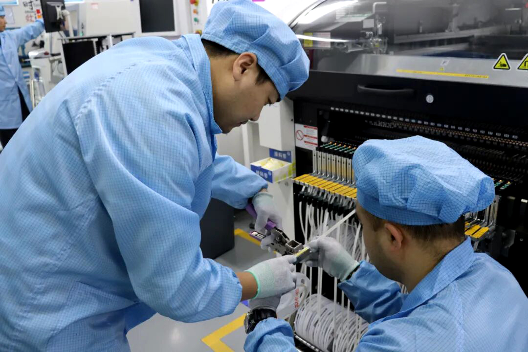 航天科技九院704所电装车间工作人员进行接料工序。宋伟 摄