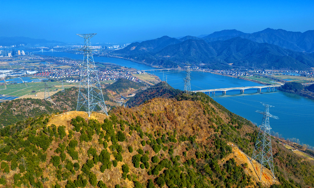 近日，甘肃—浙江±800千伏特高压直流输电工程建设现场一派繁忙景象，国网浙江电力施工人员奋战在高空，有条不紊开展架线作业。