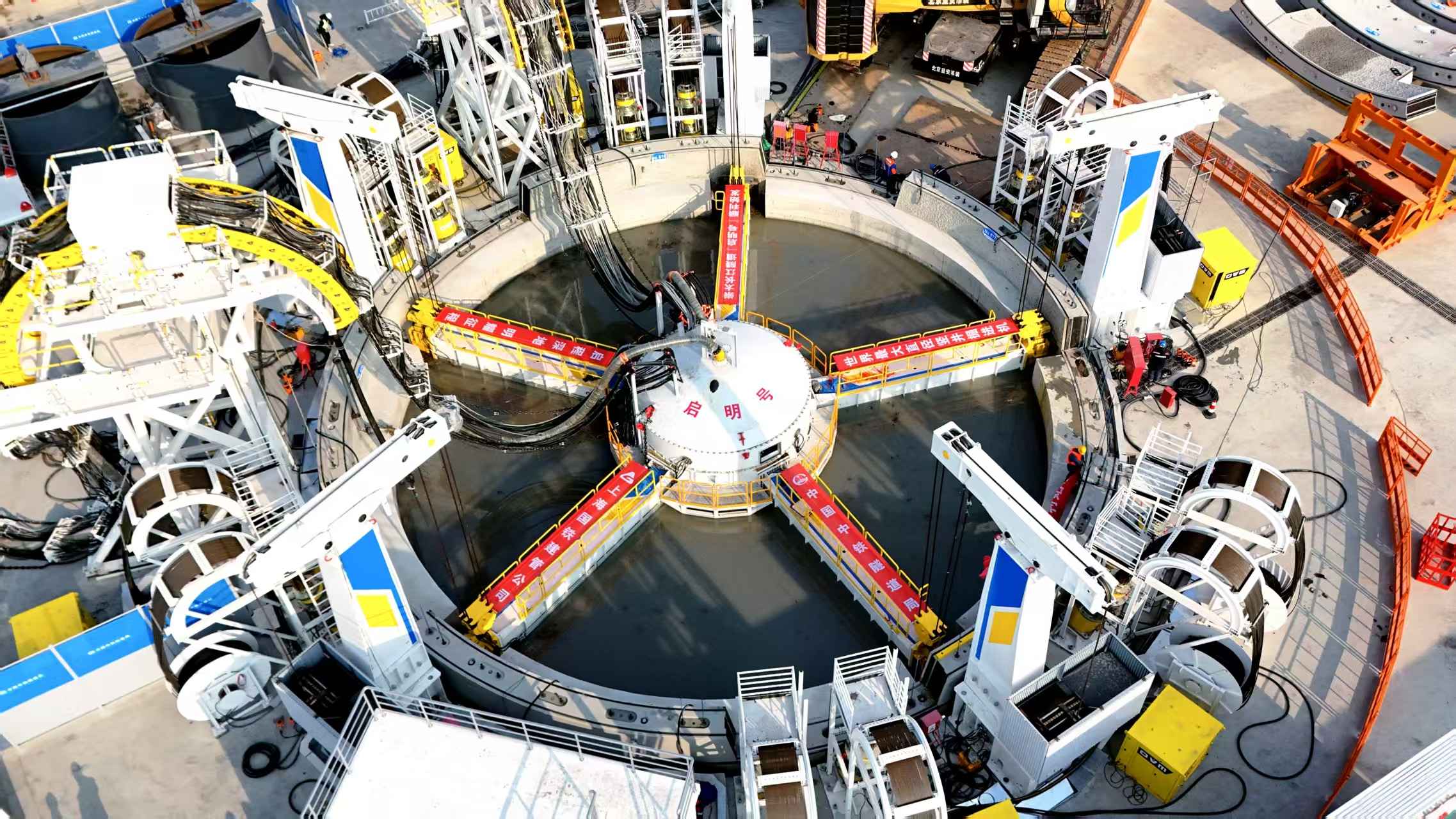 “启明号”竖井掘进机由主驱动、支腿撑紧、截割双臂等系统模块组成，搭载“掘进自适应”等多项创新技术，具备自主下沉、自主导向、自主环控、自主感知和自主控制能力，可在高水压、复合地层环境下，实现“有人值守、无人操作”的智能掘进与衬砌同步拼装。