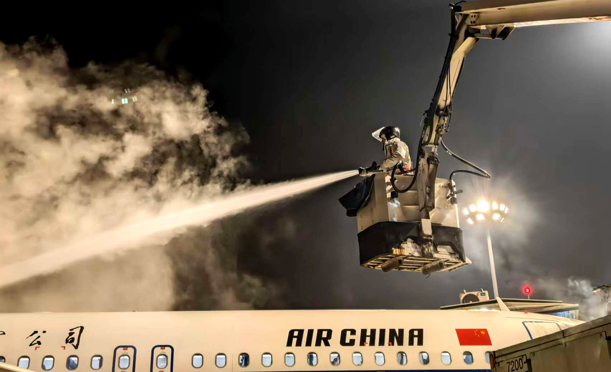 贵州贵阳机场，中航集团地面保障人员对飞机开展除霜作业。