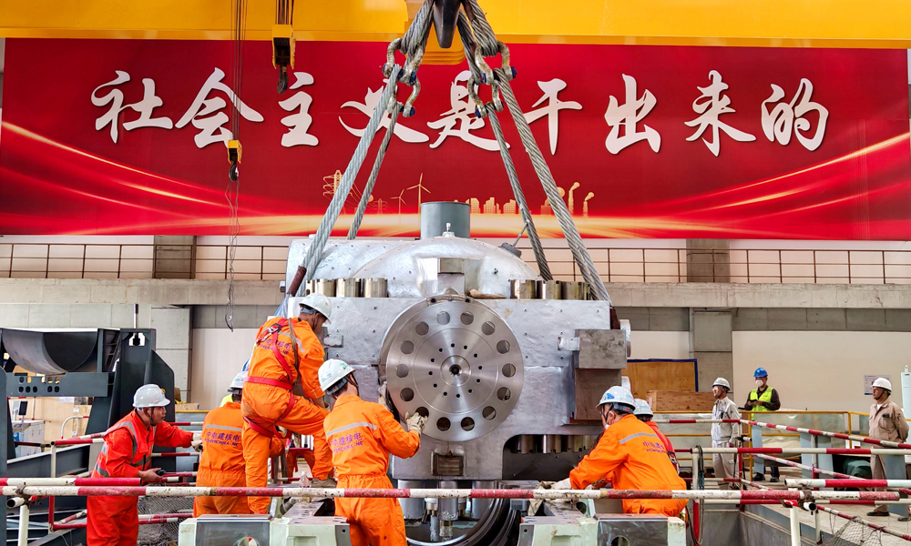 据介绍，宁夏腾格里中卫电厂4×660兆瓦扩建工程自2024年4月开工建设以来，国家能源集团宁夏电力有限公司面对“四机同建”多重挑战，严把工程质量和施工安全，环保上坚守“直流配套、灵活启停”设计原则与核心技术路线，整合一期资源提升机组效能，优化99项关键设计与17项互联互通方案，配套9项科技项目，依托中水回用、固废合规处置等措施，打造“沙戈荒”新能源大基地绿色节能智慧示范工程。