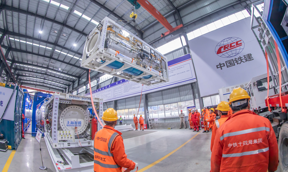 金塘海底隧道是甬舟铁路全线工程中的控制性重点工程之一，承担宁波侧4940米施工任务的“甬舟号”盾构机，区间内需要挑战24次软、硬地层交替变换，硬岩和软硬不均地层占比近七成。地层频繁转换且差异性极大的长距离穿越，使刀具磨损异常剧烈，需要人工频繁进行高压换刀作业。图为保障人员转运穿梭舱。