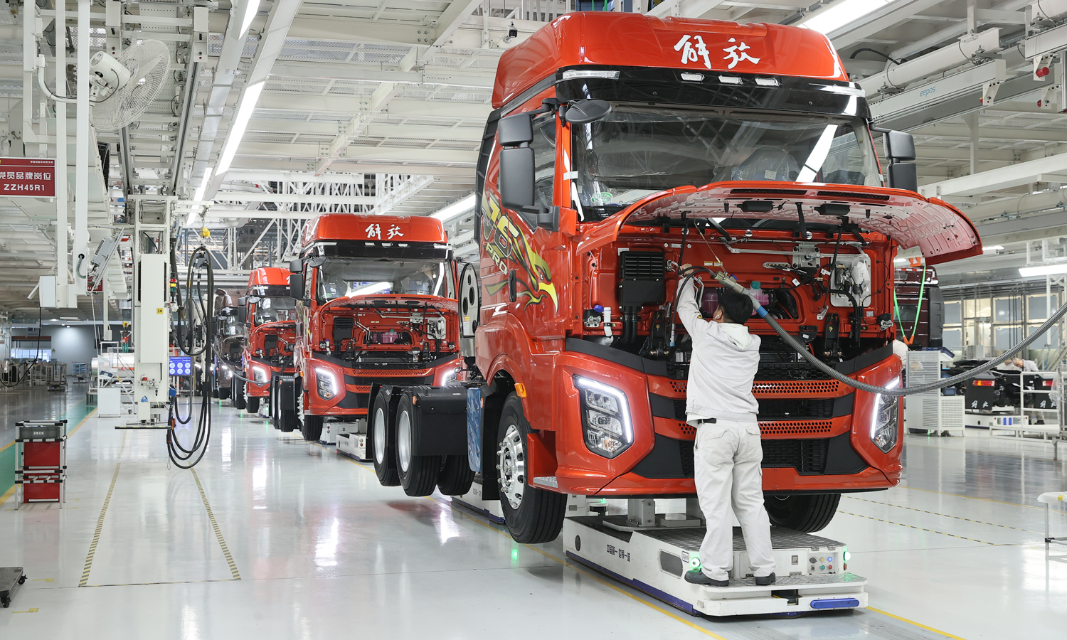 一汽解放J7整车智能工厂工作人员在装配车辆。