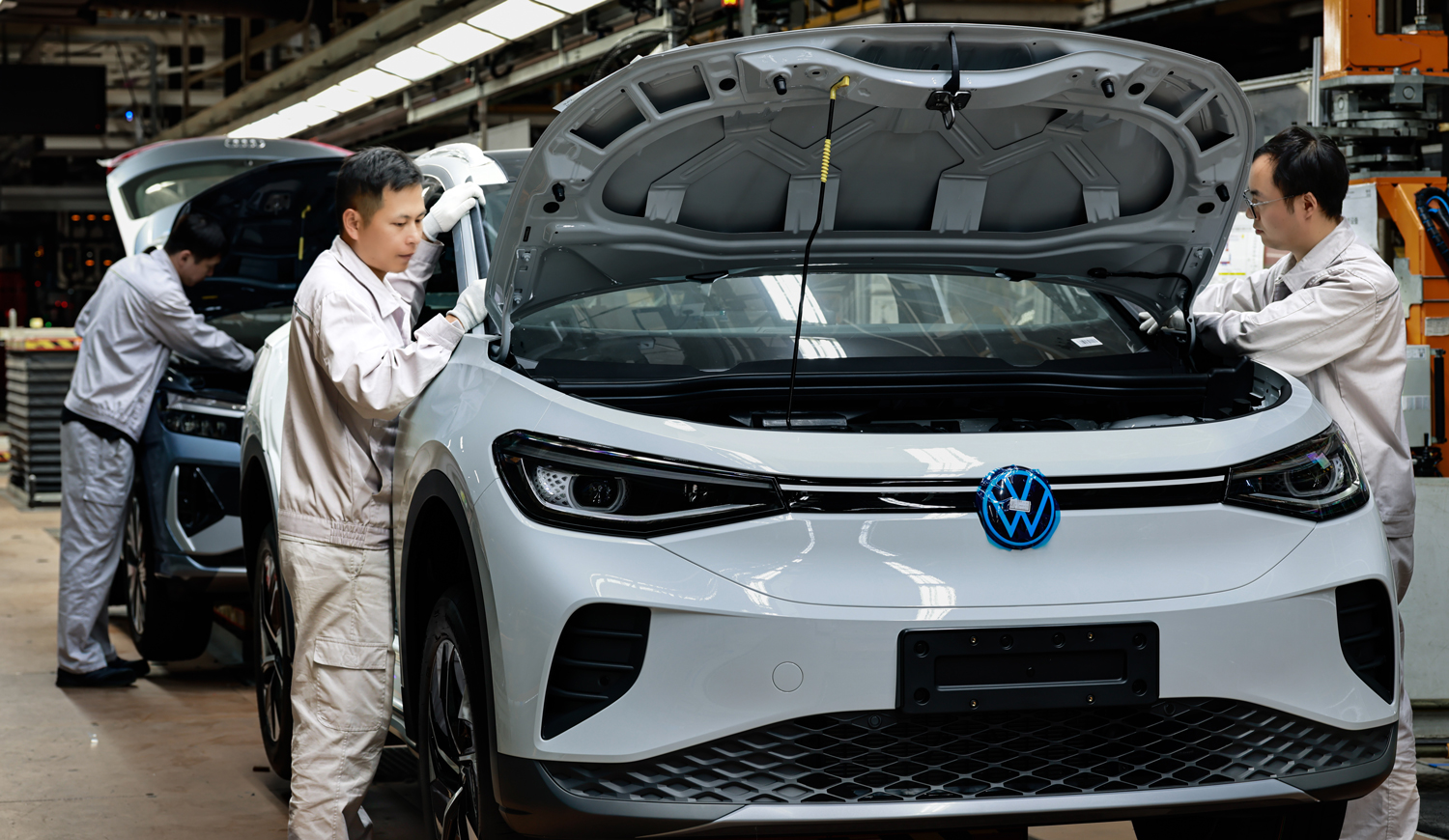 一汽大众佛山分公司工作人员在总装生产线装配车辆。