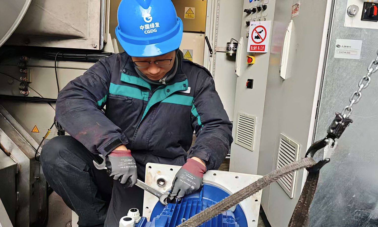 中国绿发江苏分公司东台、如东海上风电场严格落实安全管控要求，海上运维人员开展风机齿轮箱、发电机等核心部件精细化巡检，确保海上风机平稳运转。