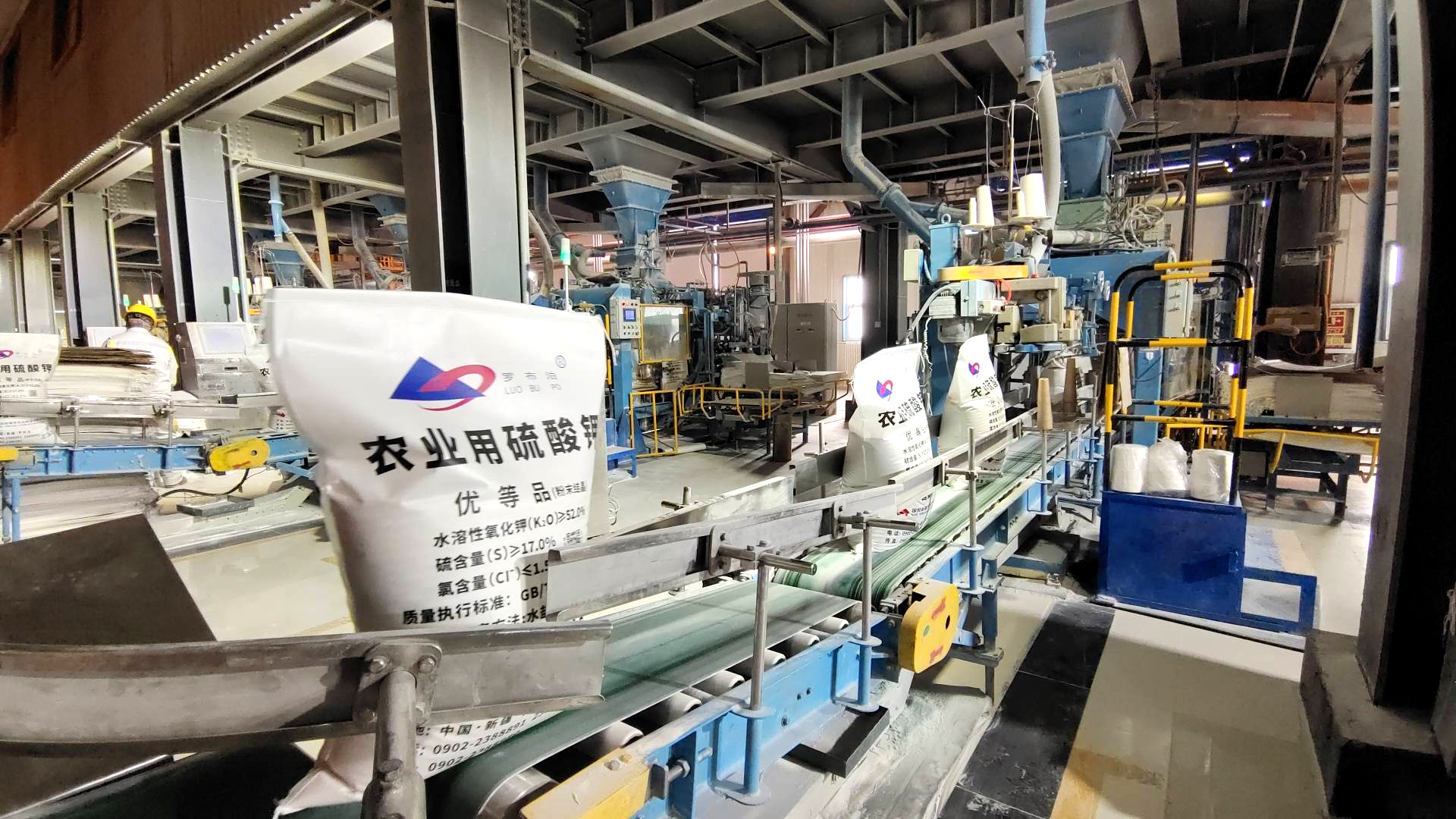 国投罗钾硫酸钾产品鱼贯下线。