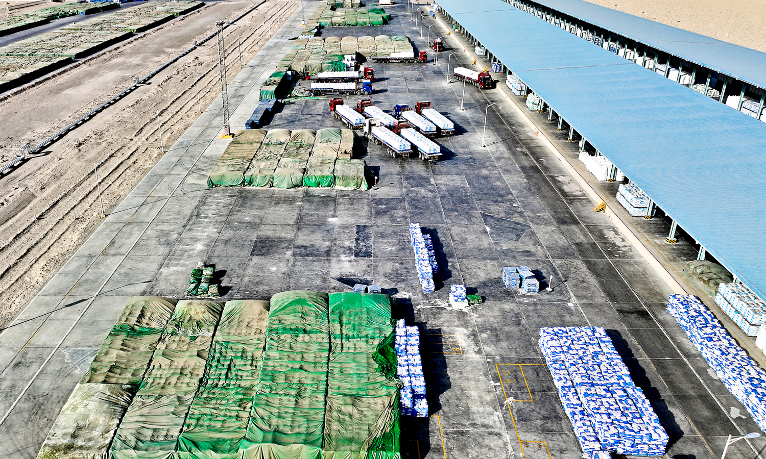 在罗中专运线旁，一批批钾肥产品正排队踏上列车，奔赴祖国大江南北。 