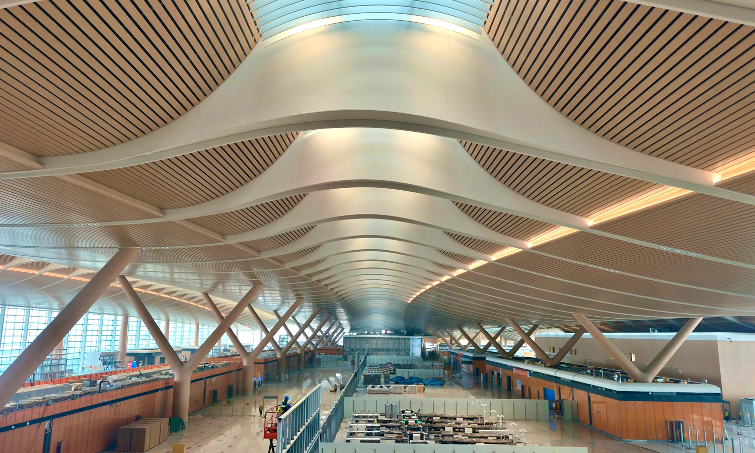 项目建设过程中，面临文化与工艺融合难度大、专业交叉密集、BIM（建筑信息模型）精度要求严格等多重施工难点。针对航站楼独特的双曲面造型，项目全面应用BIM技术开展全工序模拟预演，实现幕墙图纸自动化输出与材料精准下料，耗材节省率达5%。