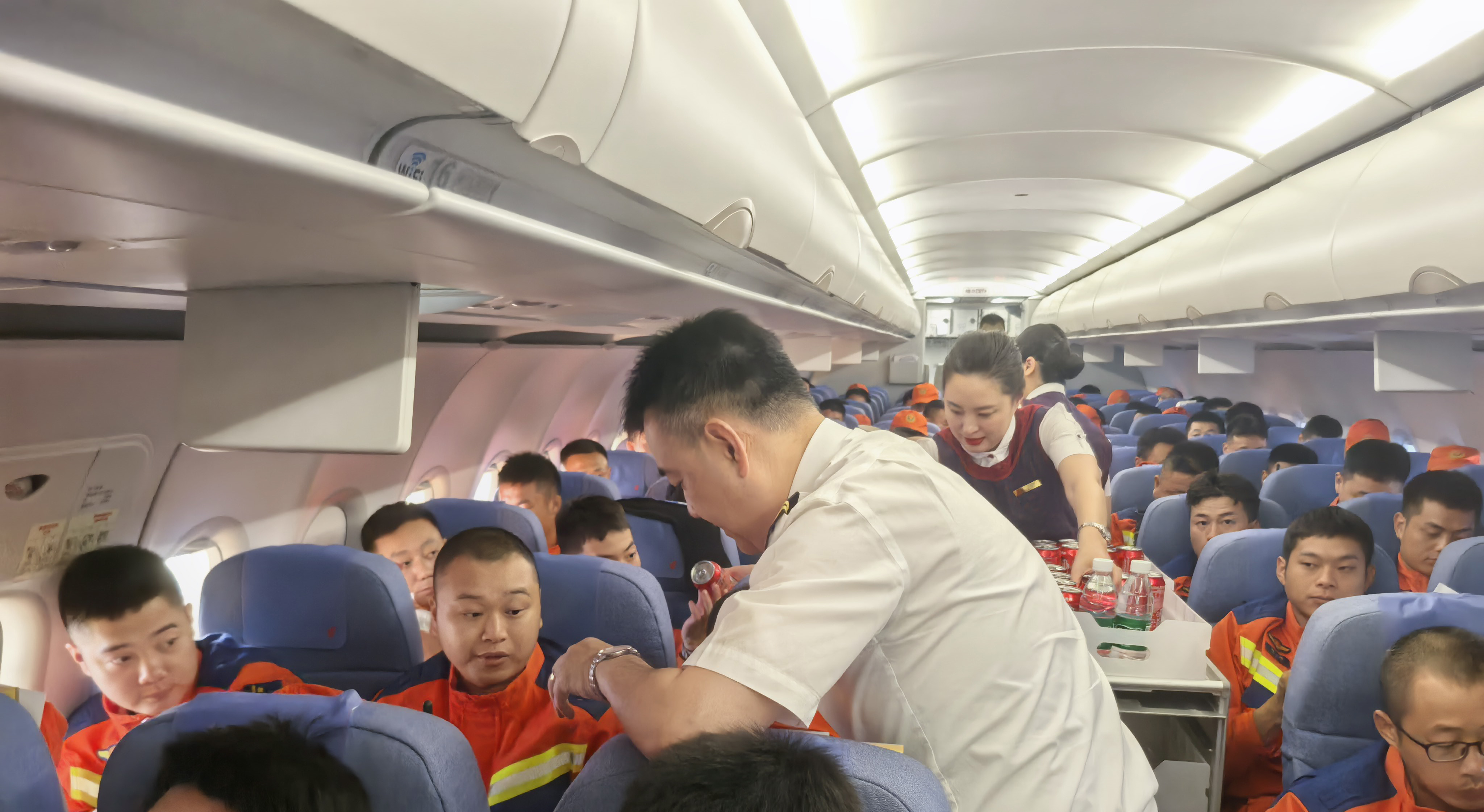 国航乘务组为奔赴灾区的救援人员准备早餐。