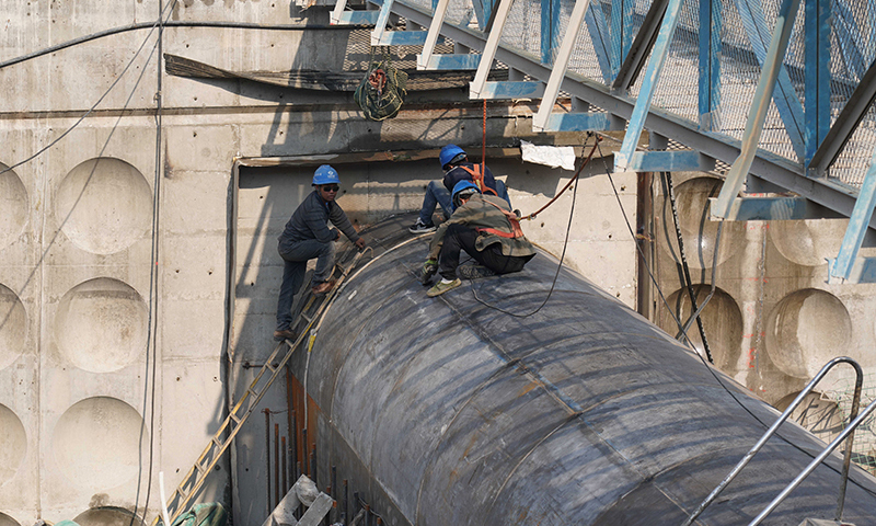 目前，众多建设者在白鹤滩水电站工地忙碌施工，稳步推进各项建设任务。白鹤滩水电站位于云南省巧家县和四川省宁南县交界处的金沙江干流之上，是三峡集团在金沙江下游投资建设的四座梯级电站中的第二级，总装机容量1600万千瓦。据三峡集团白鹤滩工程建设部消息，白鹤滩水电站首批机组将于2021年7月实现投产发电。图为4月27日，工人在白鹤滩水电站进行施工作业。新华社发（梁志强 摄）