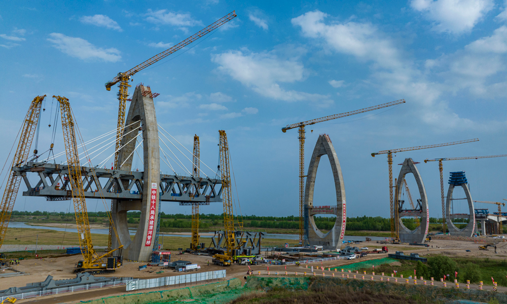 引汉济渭二期工程最大单体项目——渭河管桥索塔全部封顶
