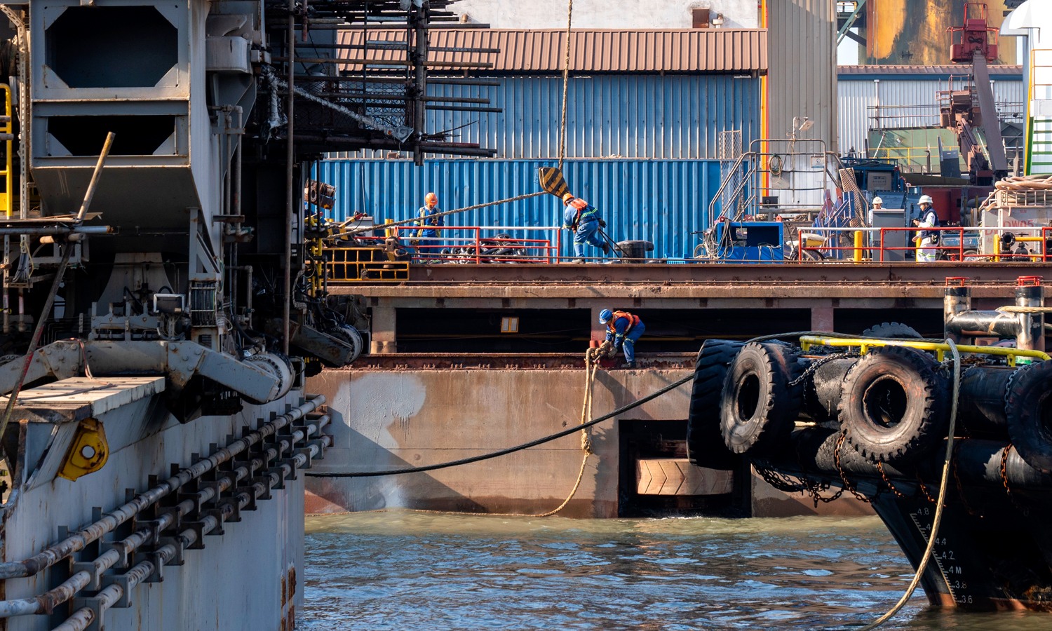 鏖战坞修一线！中国海油全力护航能源装备安全