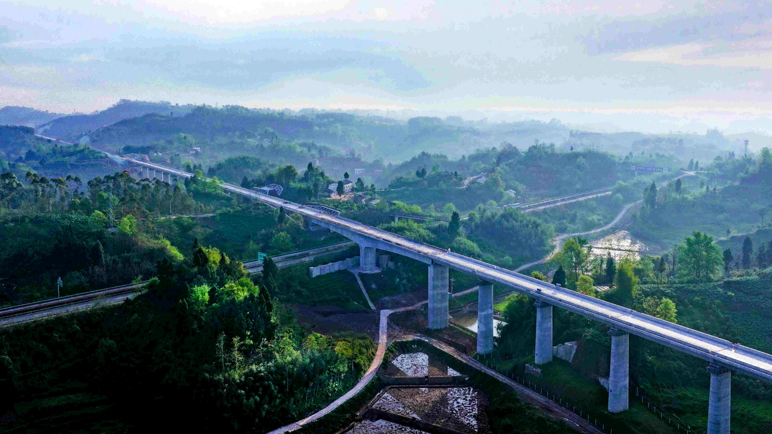 西渝高铁康渝段开始无砟轨道施工