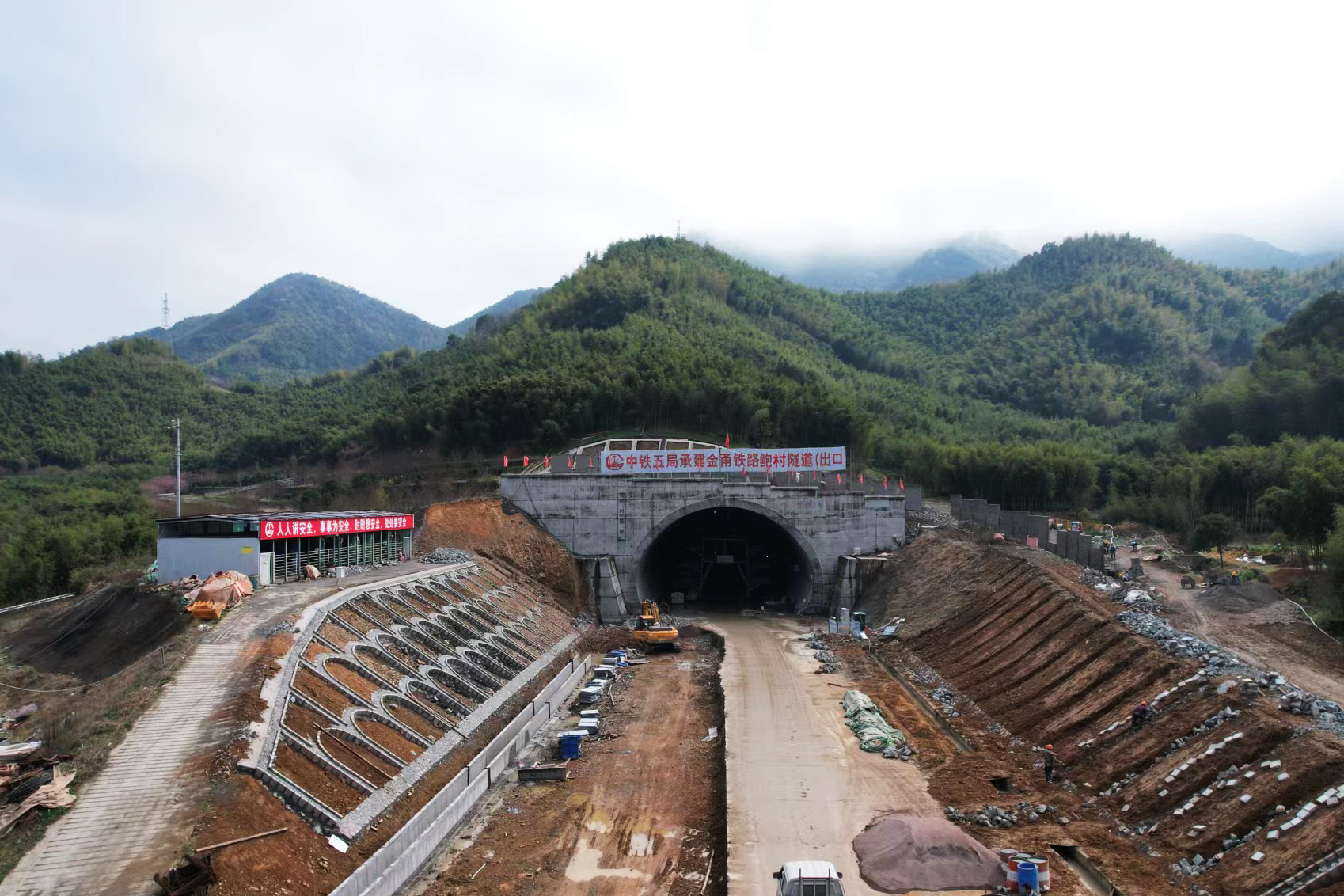 金甬铁路鲍村隧道出口.jpg