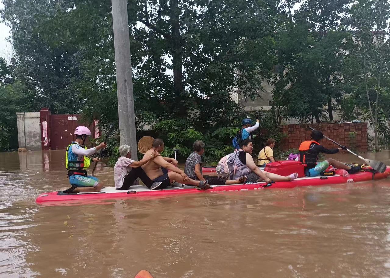 中国电建职工参与河北涿州洪灾救援.jpg