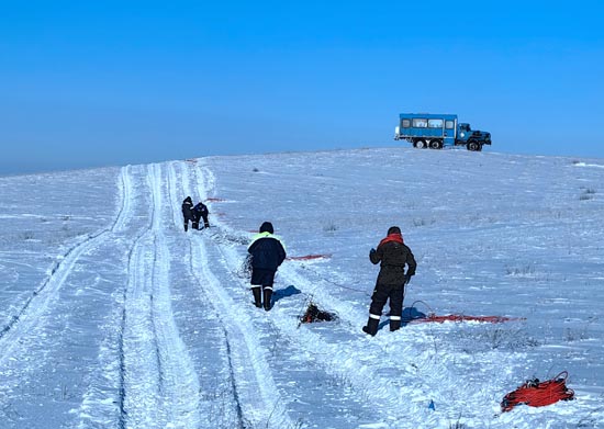 物探队员在雪地中收集电缆和检波器。卜凡钊 摄.jpg