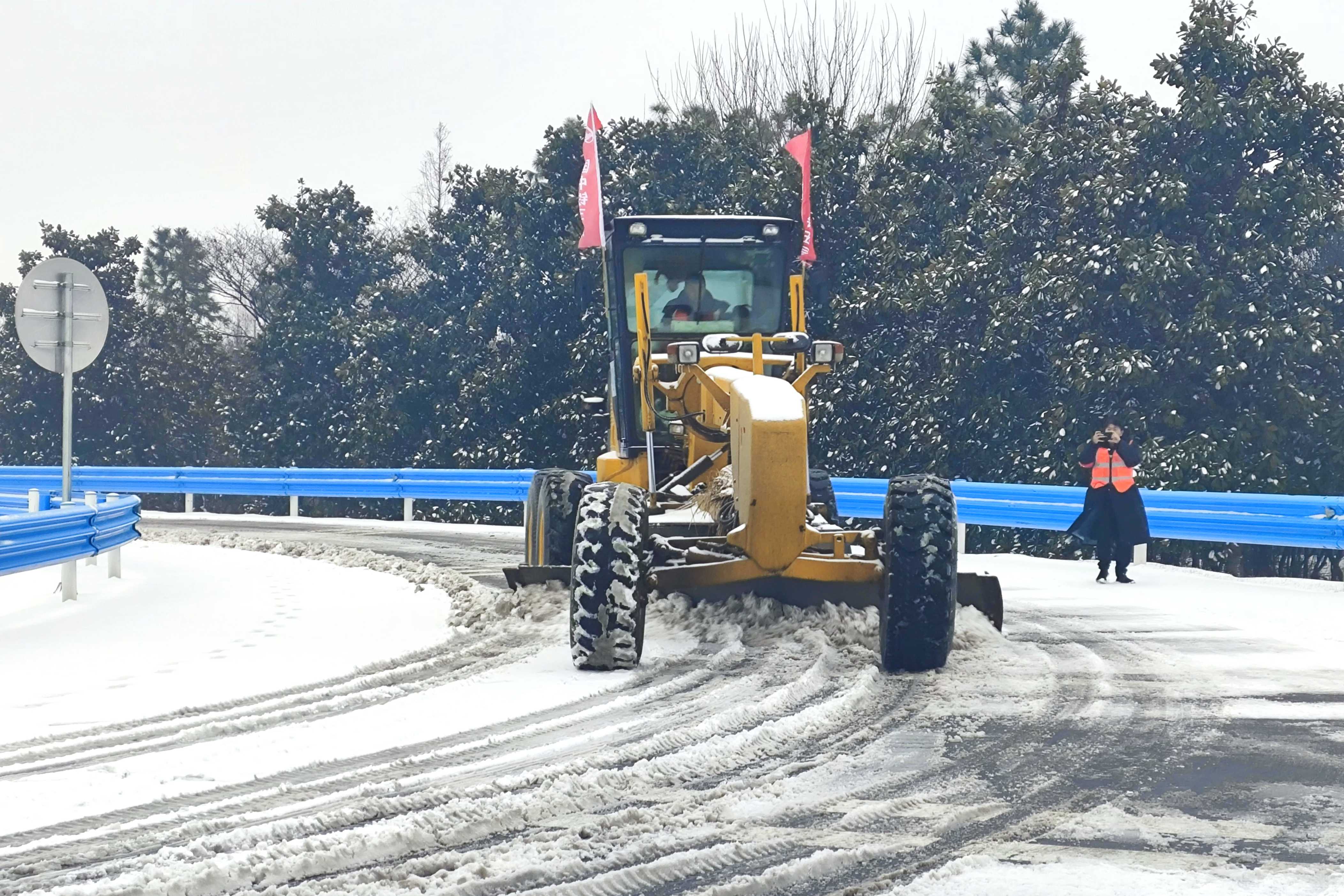 中铁五局大别山高速鸡商段项目部清理积雪.jpg