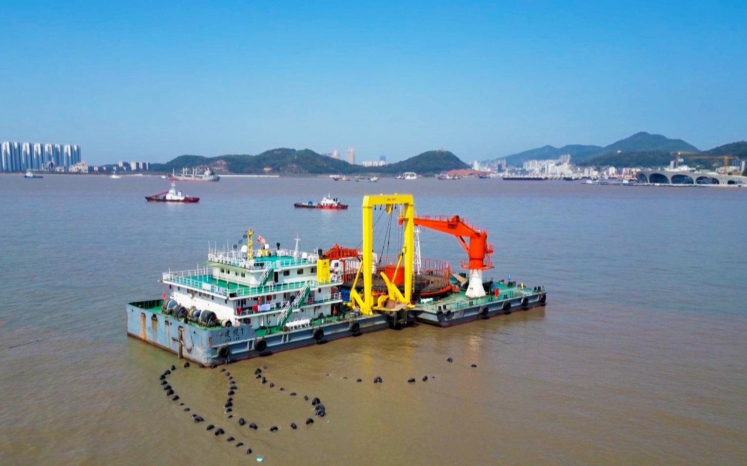 图1 4月12日， “建缆1号”海缆施工船正在舟山朱家尖海域敷设海缆（张道历 摄）.jpg