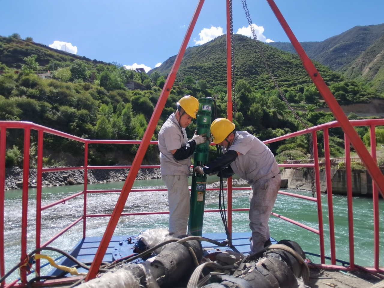 阿坝片区发电公司压紧压实防汛责任，加强应对极端天气的分析研判和部署，切实以“临战状态”抓好防汛各项工作，多措并举，稳发多发，全力以赴打好迎峰度夏、防洪度汛保电攻坚战(消防取水泵更换).jpg