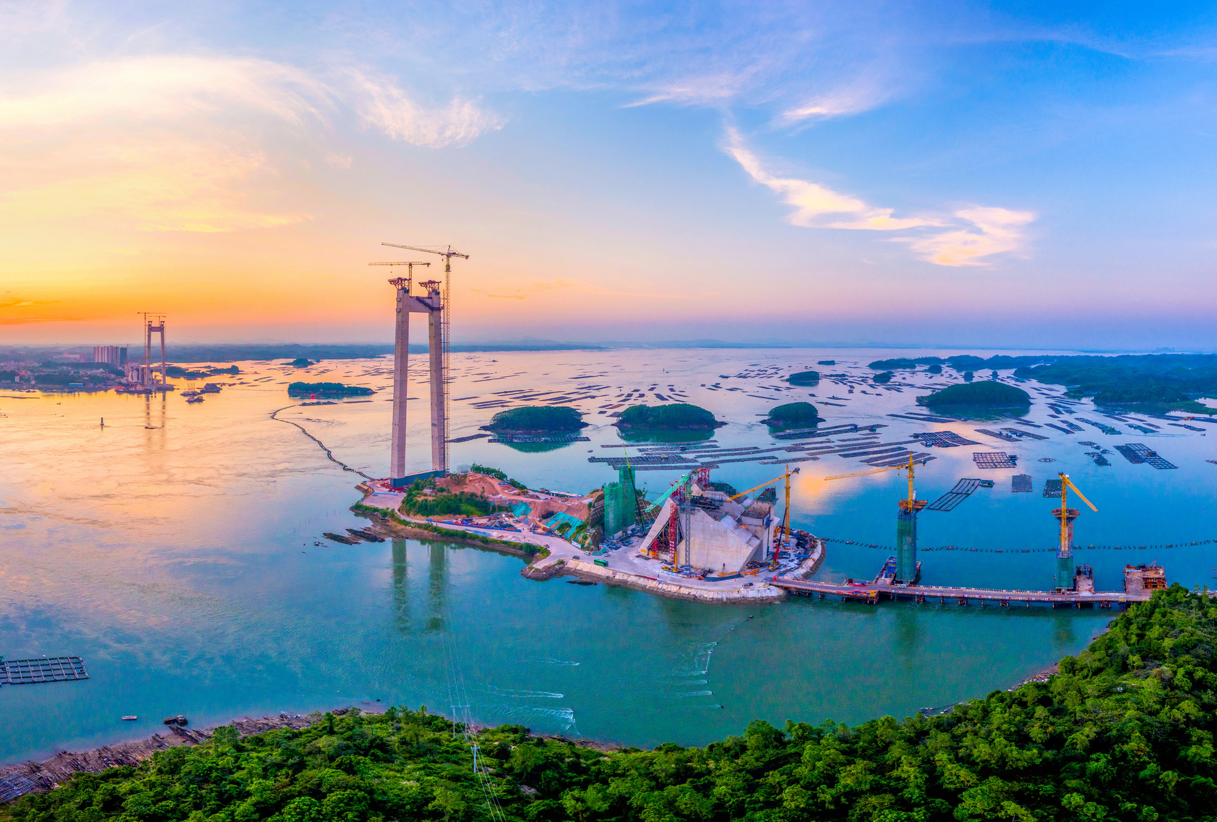 广西最长跨海大桥——龙门大桥全面进入主缆架设阶段.jpg 广西最长跨海大桥——龙门大桥全面进入主缆架设阶段.jpg