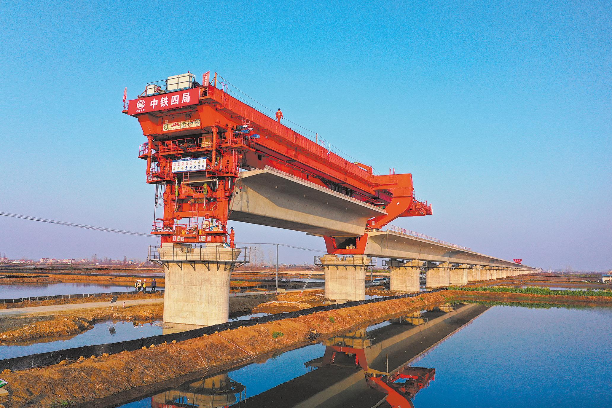 沿江高铁武宜段二标正在抓紧架梁施工.jpg 沿江高铁武宜段二标正在抓紧架梁施工.jpg