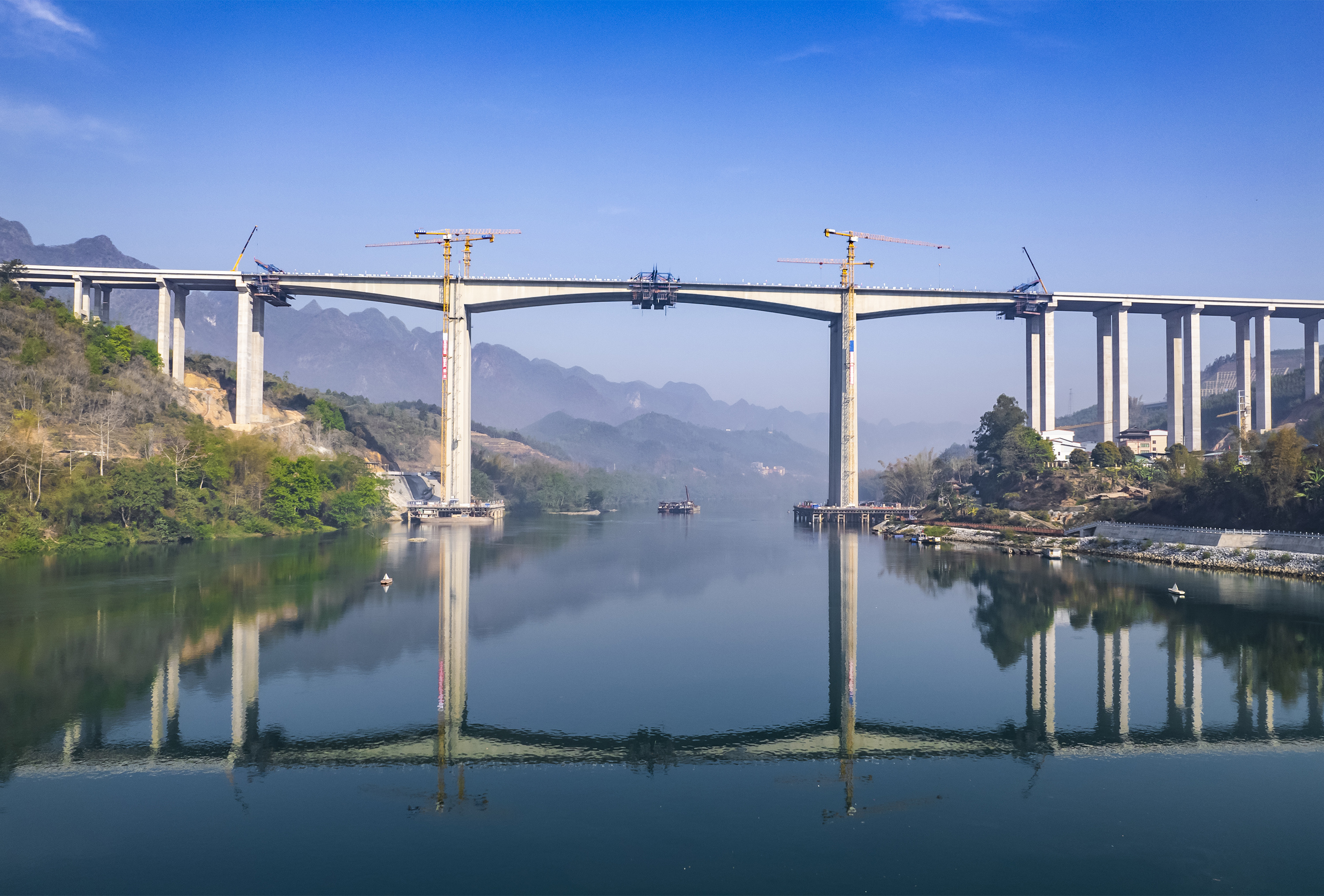 天巴路红水河特大桥大桥顺利合龙 (1).jpg 天巴路红水河特大桥大桥顺利合龙 (1).jpg