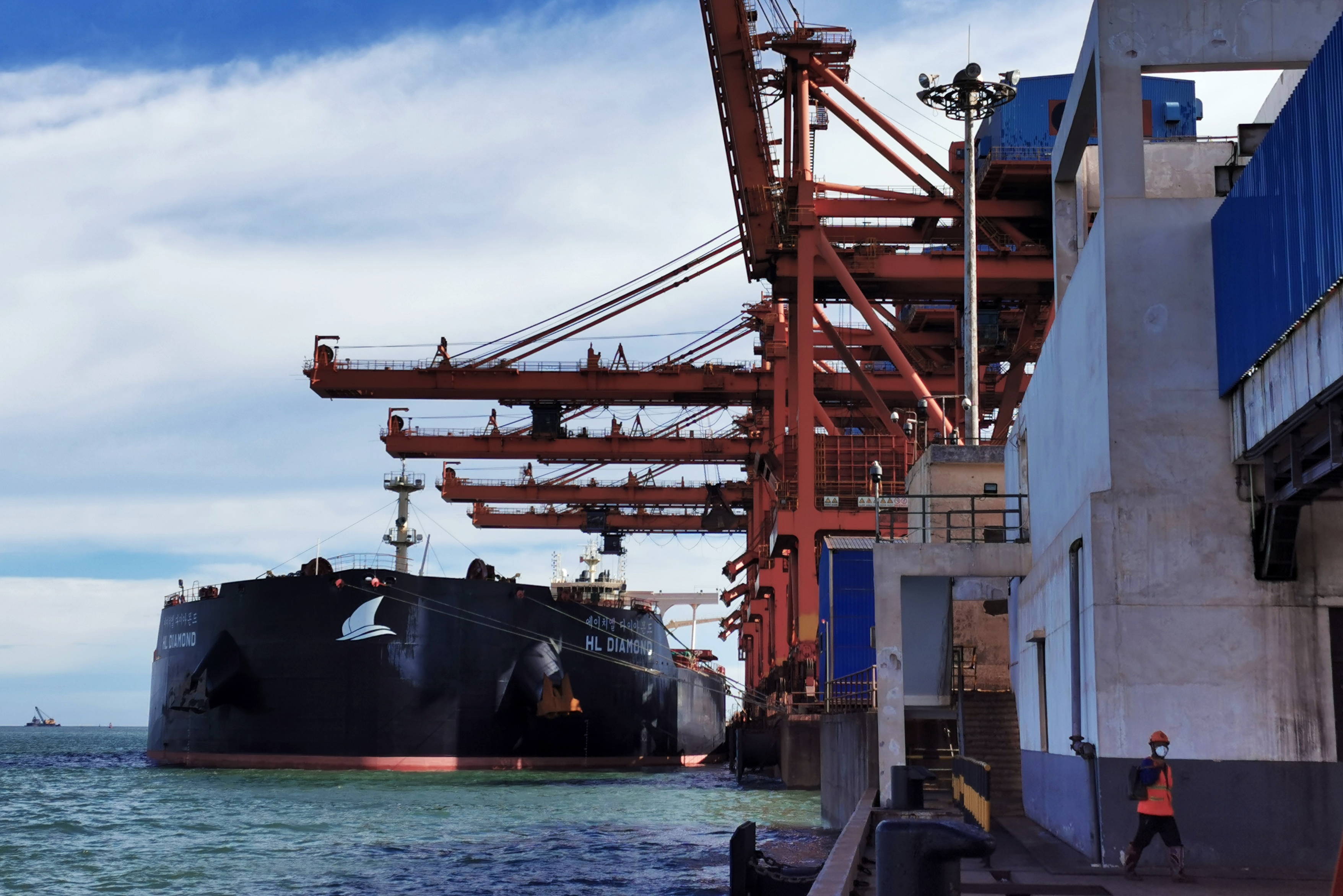 装载着广西供应链服务集团进口7.8万吨铁矿石的HL DIAMOND(钻石号)货轮,从巴西伊塔瓜伊码头出发,顺利靠泊广西防城港码头。.jpg 装载着广西供应链服务集团进口7.8万吨铁矿石的HL DIAMOND(钻石号)货轮,从巴西伊塔瓜伊码头出发,顺利靠泊广西防城港码头。.jpg