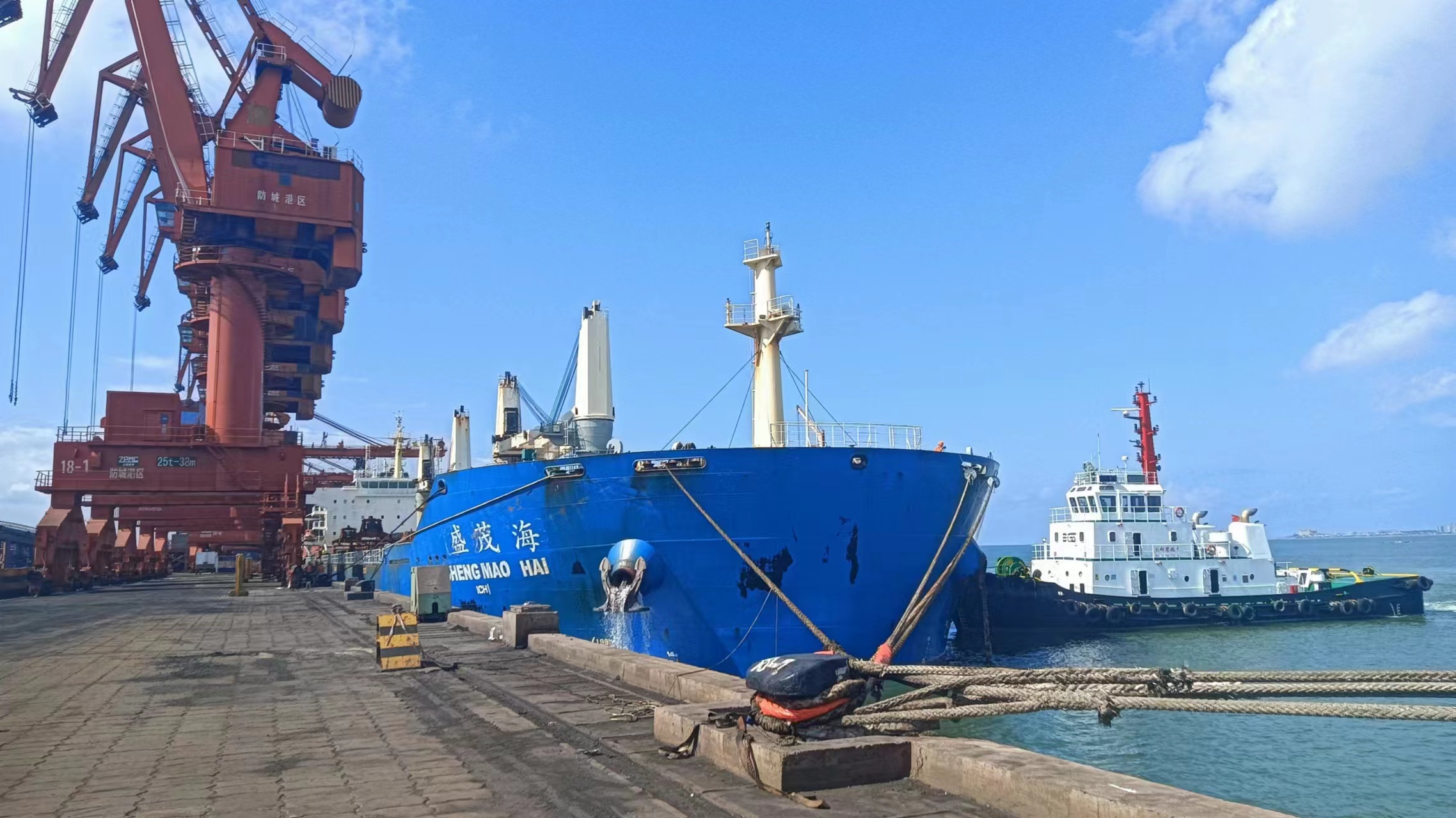 装载着广西供应链服务集团进口的9752吨铜精矿的“盛茂海”号散货轮从秘鲁马塔拉尼港出发在防城港主港成功靠泊卸货。.jpg 装载着广西供应链服务集团进口的9752吨铜精矿的“盛茂海”号散货轮从秘鲁马塔拉尼港出发在防城港主港成功靠泊卸货。.jpg