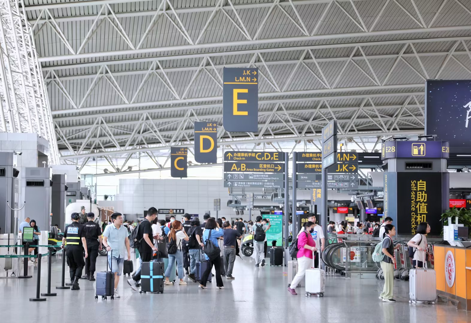 今年以来旅客出行需求旺盛，白云机场旅客量增势明显1.jpg