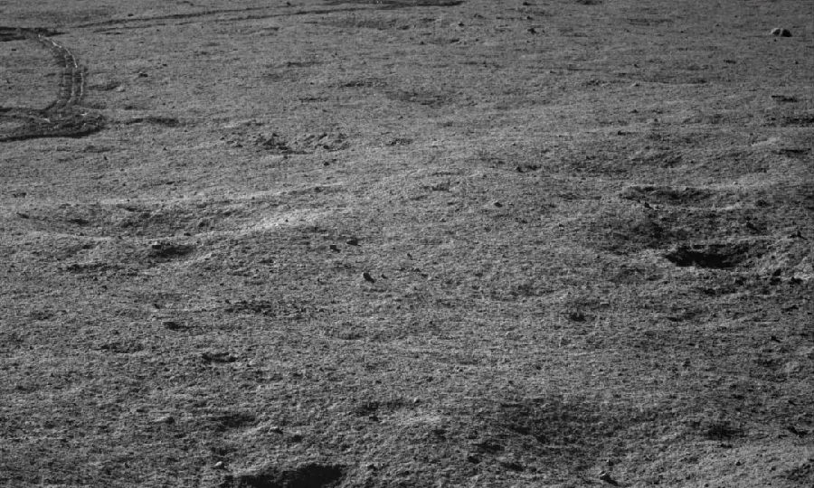 嫦娥四号着陆器和“玉兔二号”巡视器根据科学探测需求已成功完成第六月昼工作，分别于6月9日22时和23时40分完成月夜设置，进入第六月夜休眠期。图为嫦娥四号着陆器相机拍摄画面。