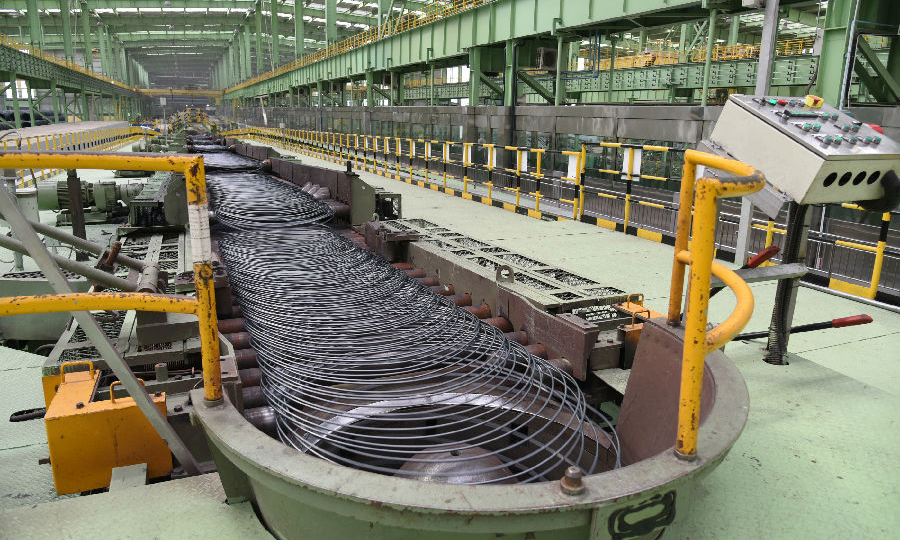 联合钢铁项目主打产品为高碳钢和H型钢，年产量为350万吨，项目填补了马来西亚全流程钢铁产业的空白，为当地创造近4000个就业岗位。联合钢铁产品已通过ISO国际质量体系认证，并先后获得10多个国家的产品认证，产品销往20多个国家，出口比例达70%。图为联合钢铁项轧钢生产车间。