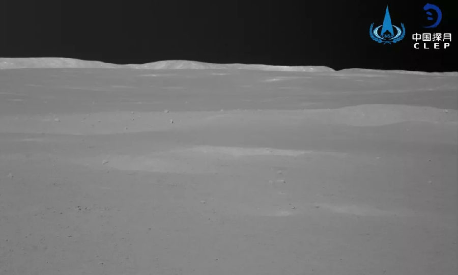 8月7日，嫦娥四号着陆器和“玉兔二号”巡视器完成第八月昼工作，按计划相继完成月夜设置。8月7日17时，嫦娥四号着陆器按地面指令完成模式设置，进入第八月夜。8月7日17时50分，“玉兔二号”巡视器于进入月夜休眠。图为着陆器传回画面。