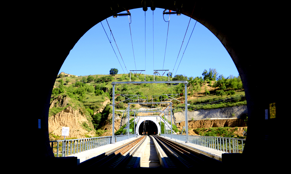 浩吉铁路隧道总计228座，长度为468公里。10公里以上隧道有10座，长达22.7公里的崤山隧道为全线最长隧道。隧道穿越岩溶、瓦斯、膨胀岩土及黄土等复杂地质地貌，施工极为困难。2015年6月全线开工建设以来，在浩吉铁路公司的带领下，4个现场指挥部、5家设计院、50家施工单位、15家监理单位力出一孔，决战决胜。其中，中国铁建所属铁四院承担了全线一半的勘察设计任务，中国铁建所属中铁十一局至中铁二十二局、中铁二十四局、中国铁建电气化局等15家单位参与施工。图为中铁十七局承建浩吉铁路阳城隧道出口。