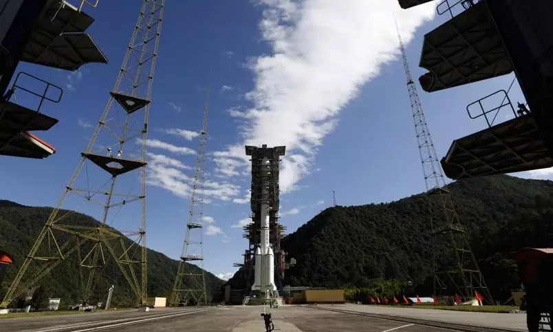 此次发射是长征三号甲系列运载火箭今年的第10次发射，也是该系列运载火箭的第106次发射。图为发射前的长征三号乙运载火箭。