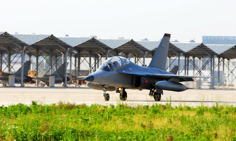 4月27日，航空工业集团洪都多架L15战斗教练机顺利交付客户，完成疫情期间首次转场，实现全产业链复工复产。