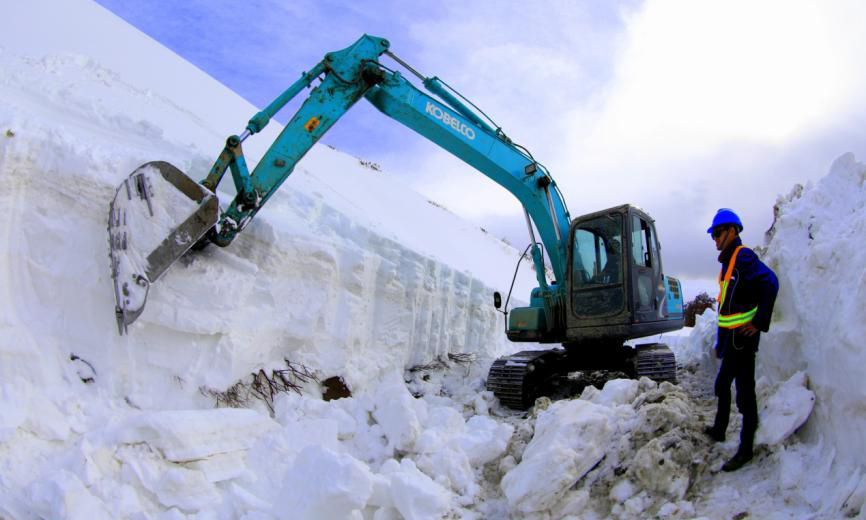 早在4月份，国家电网工作人员就开始为运输道路冰雪除障。4月14日，为抢通前往重冰区的N112和N114冰雪通道，确保阿坝夹壁至马塘110千伏线路新建工程整体施工进度，国网成都供电公司援建人员缪璐骏等人利用挖掘机进行运输道路冰雪除障。