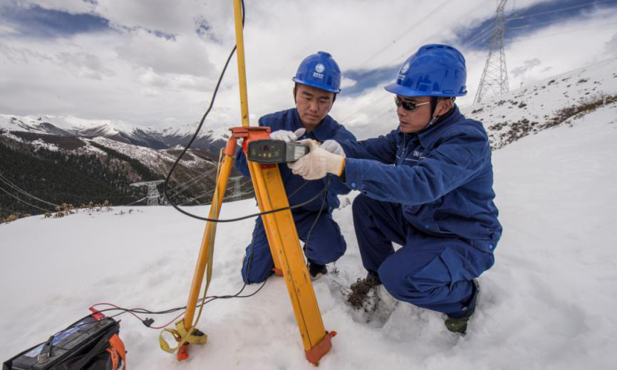 4月15日，国网成都供电公司援建人员刘屹、俞师愚一行顶风沐雪，在阿坝夹壁至马塘110千伏线路新建工程N112号塔位开展复测定位工作。