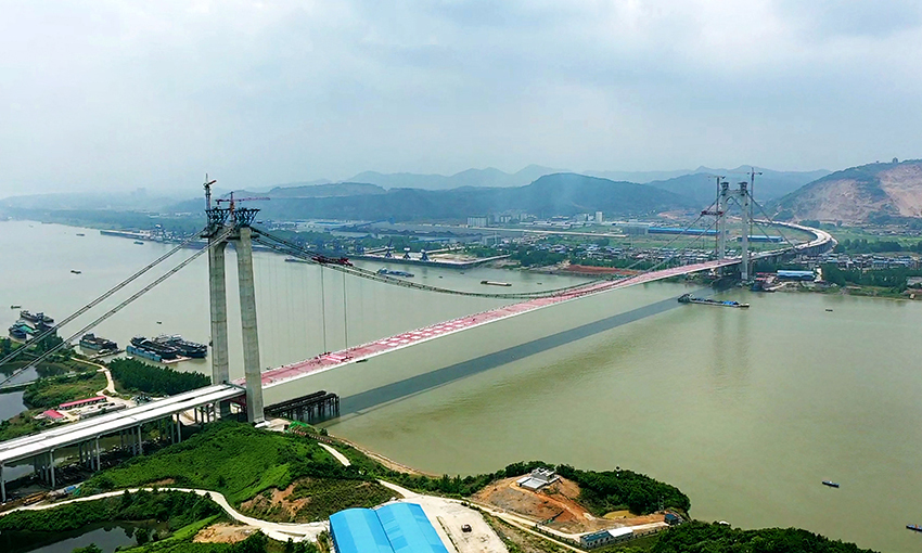 6月5日，随着最后一节钢箱梁平稳就位，由中国铁建大桥局一公司施工的湖北棋盘洲长江公路大桥顺利合龙，成为复工后湖北境内第一座合龙的长江大桥。图为湖北棋盘洲长江大桥合龙后。（曹建强 摄）