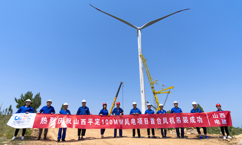 槐花香时丽日晴，风起平定山光新。近日，由中国能建投资建设，山西院总包，山西电建承建的山西平定100MW风电项目首台风机吊装任务圆满完成。