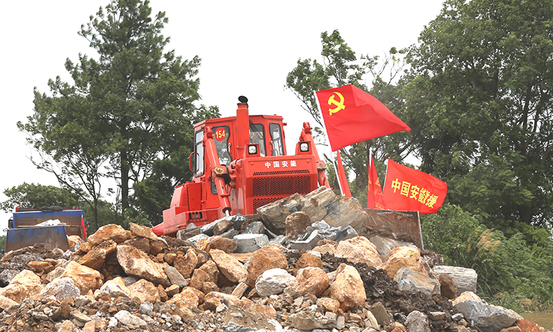 受持续强降雨影响，江西昌江流域水位迅猛上涨，鄱阳县问桂道圩、中洲圩先后溃决。近日，中国安能第二工程局迅速从江西南昌、江苏常州、福建厦门调集400余名抢险人员、52台套装备星夜驰援，开始了鄱阳镇问桂道圩堤和昌洲乡中洲圩决口的封堵任务。下面，一组高清大图，带你走进抢险现场。（曾明洋 谭明裕 摄）