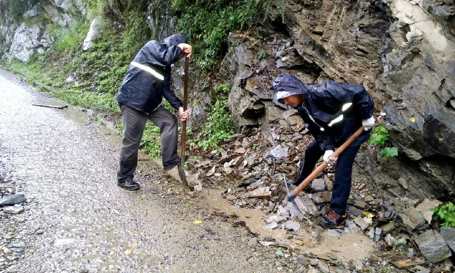 国家能源集团竹溪水电公司清理水电站旁排水边沟。