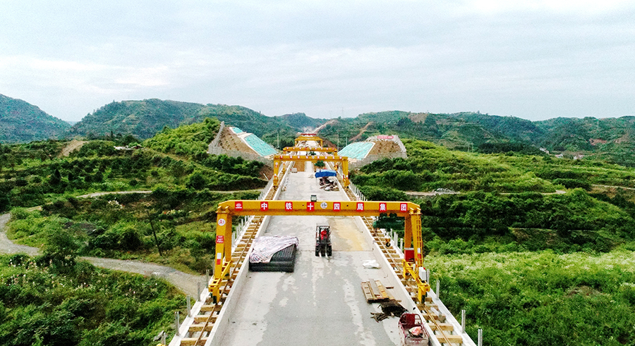 中铁十四局施工标段地质复杂，他们进行技术攻关，在隧道施工、混凝土技术方面共形成十余项技术成果和两项发明专利。年初以来，中铁十四局一手抓疫情防控，一手抓复工复产，打破常规，克服各种不利因素的影响，在保证安全质量的前提下，加快施工进度，保证了节点目标的如期实现。图为建设中的麻阳西高铁站。