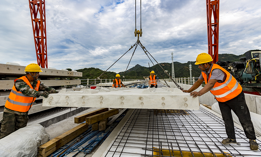 京沈客专全线设有20座车站，设计时速350公里。建成后，北京到沈阳只需2.5个小时,承德到北京1小时。图为轨道板粗铺。