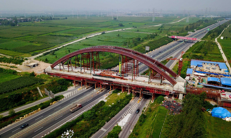 8月15日，中铁七局的工作人员在郑万高铁河南段（禹州）跨永登高速系杆拱桥施工现场作业（新华社记者 李安 摄）。