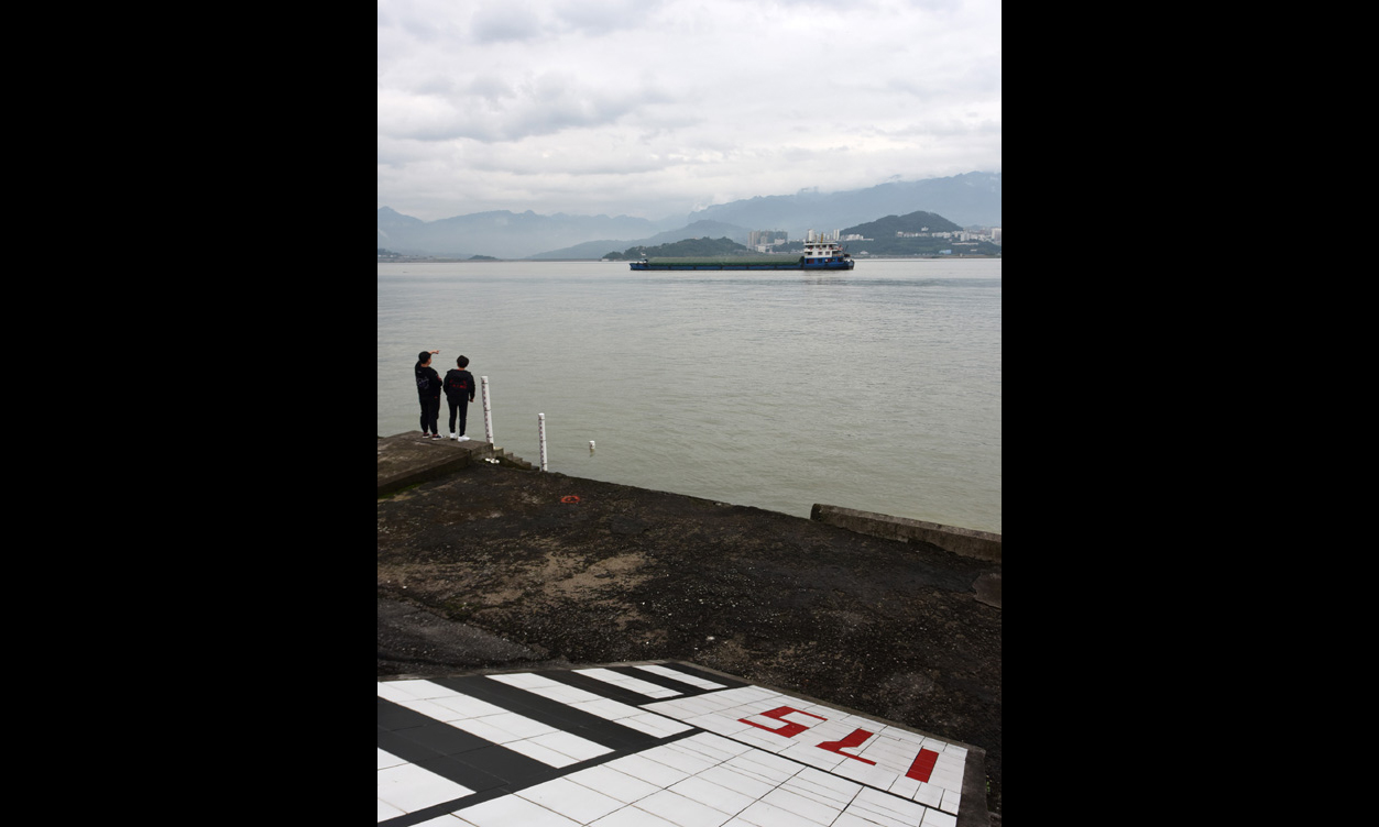 10月15日，货轮从三峡大坝上游太平溪水文标尺前开过。（郑家裕 摄）